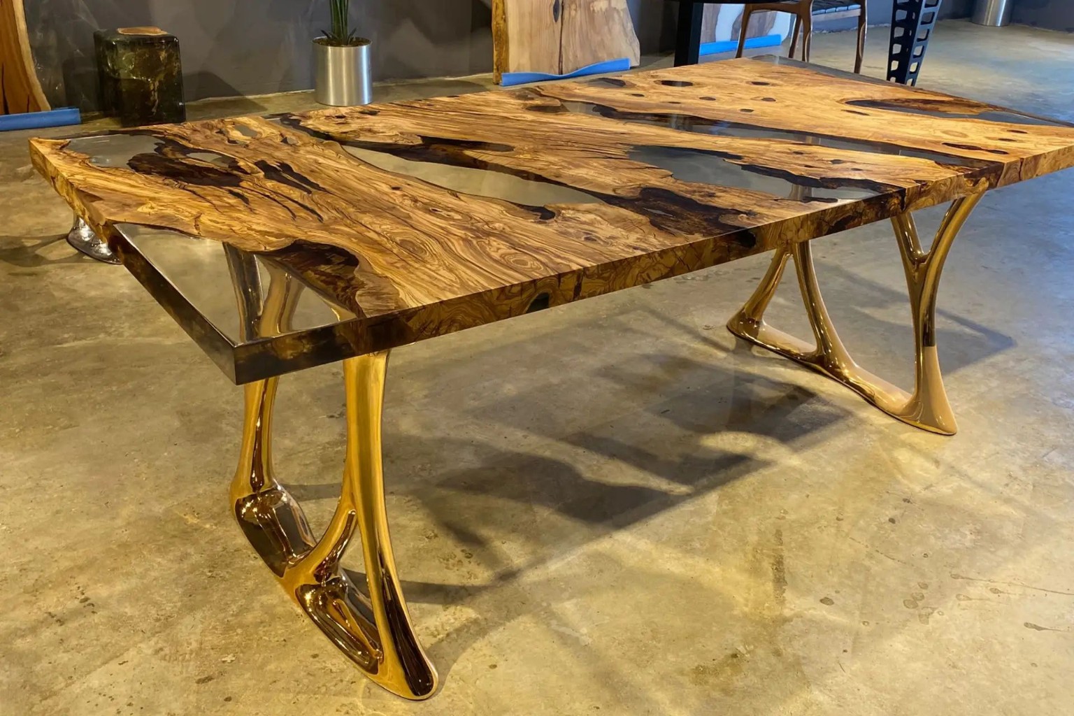 Detail einer Küche mit Riffelholz-Fronten und Barhockern